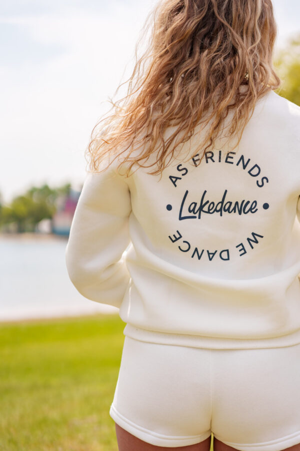 Lakedance sweater unisex off-white. As friends we Dance op de rug.