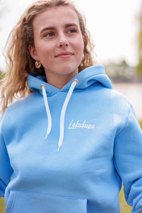 Lakedance hoodie helder blauw unisex. Voor mannen en vrouwen met Lakedance 2023 artwork elementen voorkant.