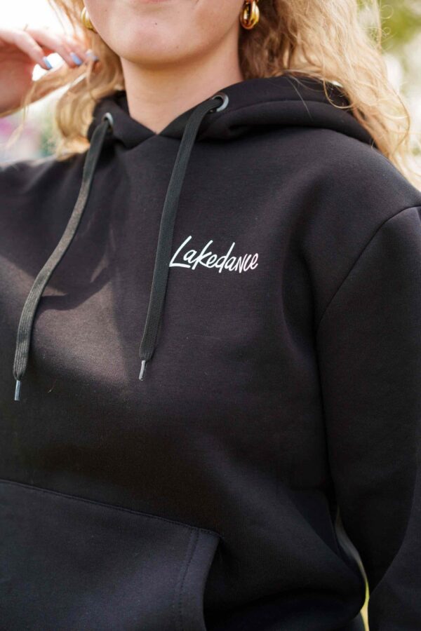 Lakedance zwarte hoodie met logo op de voorkant.