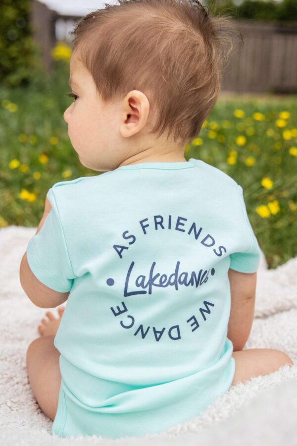Lakedance merchandise baby romer blauw achterkant.