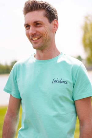Slim fit t-shirt van Lakedance 2023. In de kleur aqua.