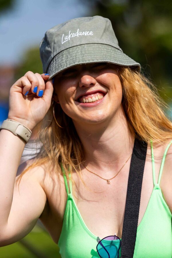 Een bucket hat van Lakedance in de kleur almond green.