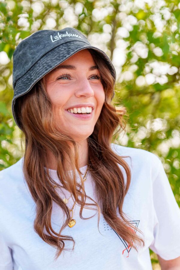 Model met zwarte bucket hat met Lakedance logo.