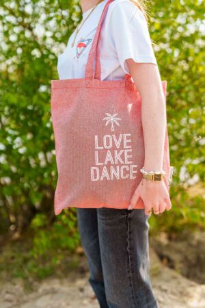 Een vrolijke roze canvas lakedance tas met de tekst: Love Lake Dance en een vrolijk zomers palmboompje.